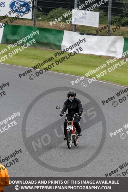 Vintage motorcycle club;eventdigitalimages;mallory park;mallory park trackday photographs;no limits trackdays;peter wileman photography;trackday digital images;trackday photos;vmcc festival 1000 bikes photographs